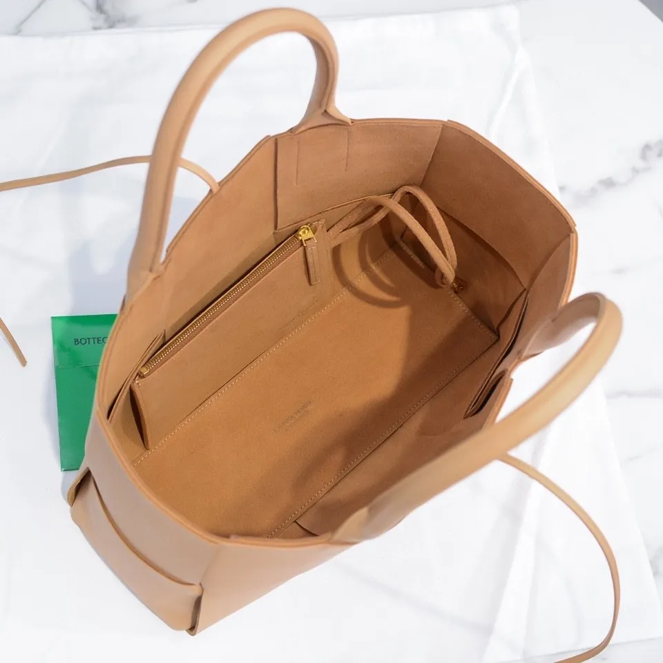 Batch 1760 Medium Arco, BottegaVeneta# 🧷Early spring SLIP tote handbag, the oversized woven design really makes it a huge gap from ordinary tote bags🔗🔗The interior is matched with a leather system ⛓Daniel Lee leads the brand gene to continue to evolve with fresh inspiration🧬🧬 Shows the balance between luxury and reality👉Almond color Size: 30*20*12, model 9893#